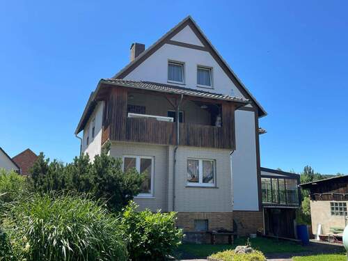 vordere Hausansicht - 7 Zimmer Mehrfamilienhaus, Wohnhaus zum Kaufen in Calden