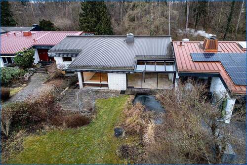 Luftbild - Bezugsfreies, großzügiges Wohnhaus in ruhiger Waldrandlage von Singen mit Doppelgarage.