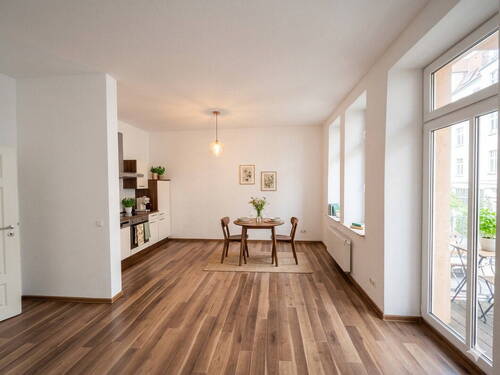 Wohnzimmer / Küche - Attraktive 2-Zimmer-Wohnung mit Balkon in zentraler Lage von Schwerin