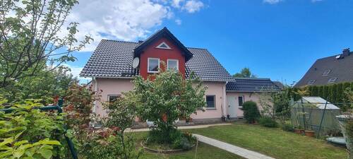 Garten und Hausrückseite - Ostseeweite & Familienglück: Lichtdurchflutetes Zuhause nahe Strand & Bastorfer Leuchtturm