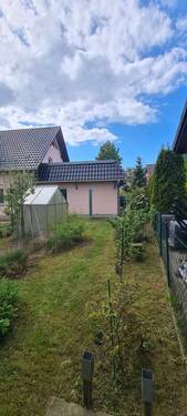 Garten mit Gewächshaus - 