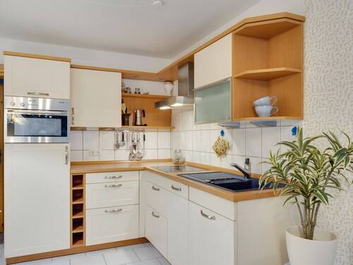 Küche im wohnlich ausgebauten Keller - 