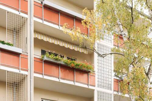 Hausansicht mit Blick auf den Balkon - 