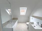 Bad mit Glasdusche und Wanne - 