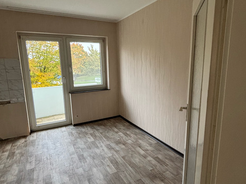 Küche mit Zugang zu kleinem Balkon - 