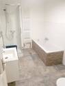 Bad mit Dusche und Wanne - 