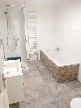 Bad mit Dusche und Wanne - 
