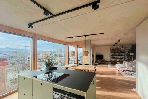 Blick von Küche in den Wohnbereich - Geschichte trifft auf Moderne: hochwertige Etagenwohnung im Spinnereihof, sofort beziehbar