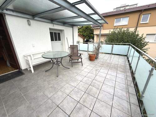 überdachter Balkon - Sowas gibt es nicht so oft... viel Platz, eigene Garage und Gartenanteil zum Kauf