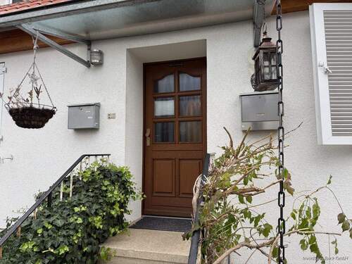 Hauseingang - 6 Zimmer Etagenwohnung zum Kaufen in Kuchen