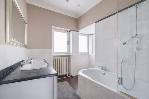 Hauptbadezimmer mit Badewanne und Dusche - 