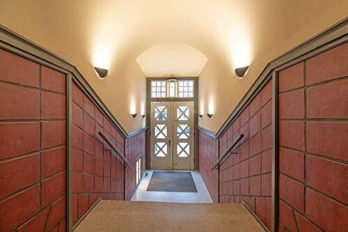 Stilvoller Eingangsbereich mit klassischem Altbaucharme - Etagenwohnung mit 248,00 m&sup2; in Hamburg zum Kaufen