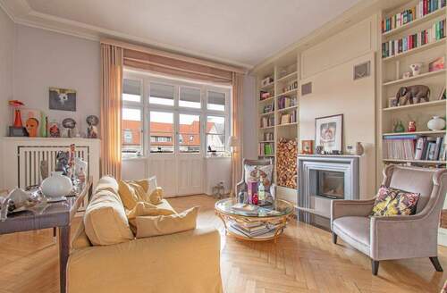 Einladendes Kaminzimmer mit direktem Balkonzugang - 