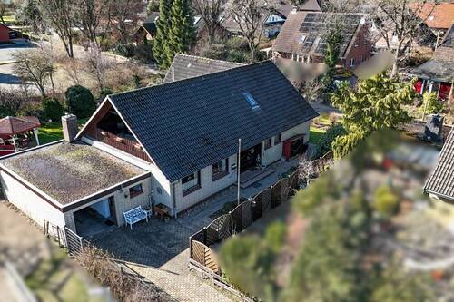 Luftbild - Großzügiges Einfamilienhaus mit der Möglichkeit des ebenerdigen Wohnens in ruhiger Lage von Wesseln