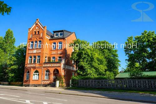 Hausansicht / Straßenseite - hochwertige 4 Zi.-Eigentumswohnung mit Mansarde, Gartenanteil und weiteren Extras in Dessau-Ziebigk