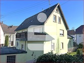 Außenansicht - Großzügiges Wohnhaus mit zwei Garagen
