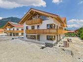 Aussenansicht MFH - Südwest-Ausrichtung: 3-Zimmer Landhaus-Wohnung im 1. OG in Schliersee-Neuhaus mit Bergblick