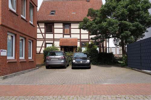 inkl. Pkw-Stellplatz vorm Gebäude - 9 Zimmer Büro in Burgdorf