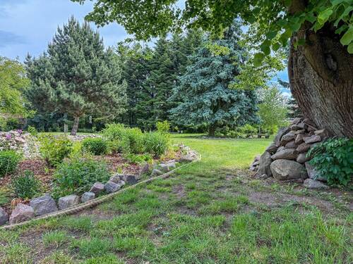 Weitläufiger Garten mit Baumbestand - 