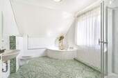 OG Familienbad mit Badewanne, Dusche und Tageslicht - 