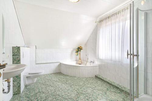 OG Familienbad mit Badewanne, Dusche und Tageslicht - 