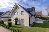 Hausansicht mit Terrasse - 