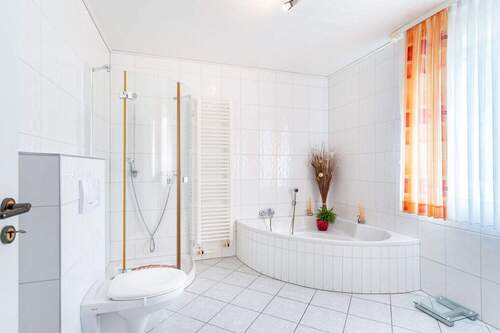 EG Familienbad mit Eckbadewanne, Dusche und Tageslicht - 