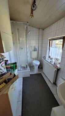 einfaches Bad mit Dusche,WC,WB - 