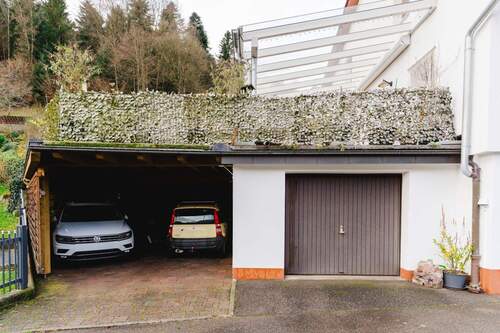 Garage und Carport - 8 Zimmer Einfamilienhaus in Unterreichenbach