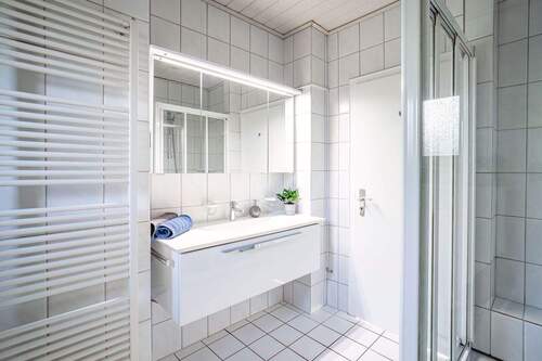 Das Tageslichtbad präsentiert sich in einem zeitlosen Design. - 