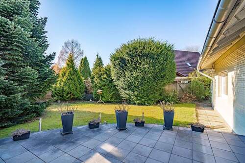 Auch im nicht einsehbaren Garten lässt es sich herrlich relaxen. - 