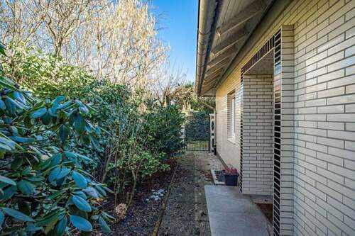 Das Grundstück ist eingefriedet und vor Blicken Fremder geschützt. - 