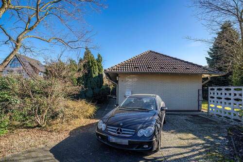 Auf dem Grundstück befinden sich zwei PKW-Stellplätze. - 