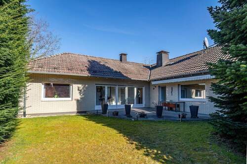 Heller Winkelbungalow mit schönem Garten in Bielefeld-Brackwede - Wohnen auf einer Ebene - lichtdurchfluteter Winkelbungalow mit Südwest-Terrasse und geschütztem Garten in Bielefeld-Brackwede
