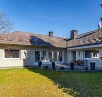 Wohnen auf einer Ebene - lichtdurchfluteter Winkelbungalow mit Südwest-Terrasse und geschütztem Garten in Bielefeld-Brackwede