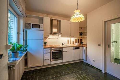 Die separate Küche grenzt an das Wohn-/Esszimmer. - Bungalow mit 114,10 m&sup2; in Bielefeld zum Kaufen