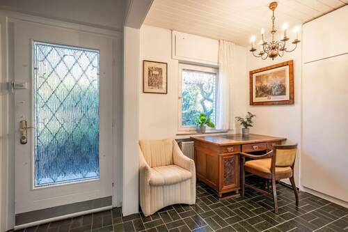 Eingangsbereich und Diele profitieren von praktischen Einbauschränken. - 