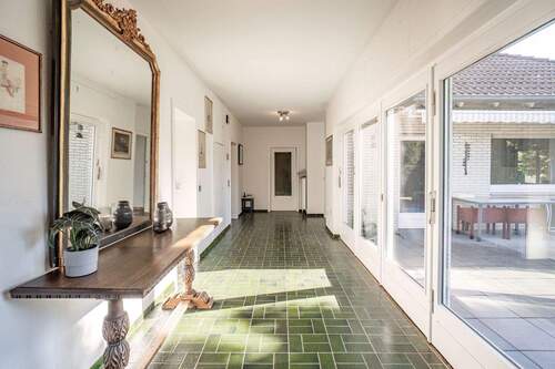 Bodentiefe Fensterelemente sorgen für viel Licht. - 