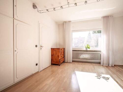 Das Schlafzimmer bietet sehr gute Stellmöglichkeiten für größere Möbel. - 