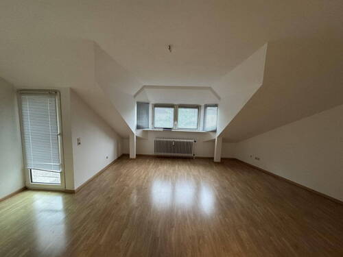 Wohnzimmer - Helle, großzügige 4,5-Zi.-Dachgeschosswohnung - frisch modernisiert, neue Küche!