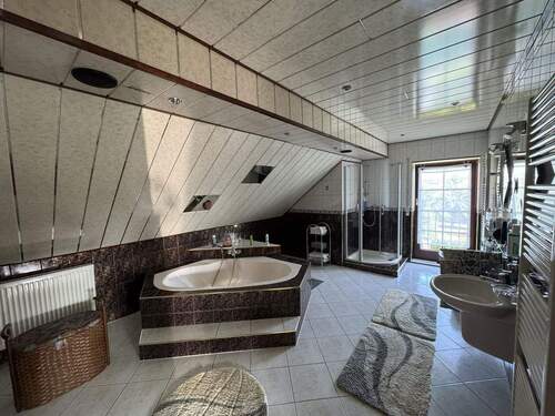 großes Bad im Obergeschoss - 