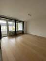 Wohnzimmer/ Zugang zur Loggia - 2 Zimmer Etagenwohnung zur Miete in Hannover