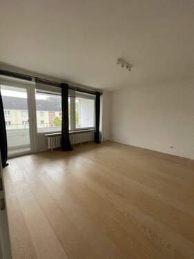 Wohnzimmer/ Zugang zur Loggia - 2 Zimmer Etagenwohnung zur Miete in Hannover