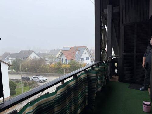 Westbalkon - KNIPFER`S IMMOBILIENSCHÄTZE - Gemütliche Dachwohnung mit Balkon und PKW-Stellplatz in Gessertshausen
