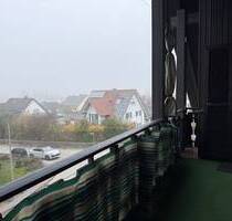 KNIPFER`S IMMOBILIENSCHÄTZE - Gemütliche Dachwohnung mit Balkon und PKW-Stellplatz in Gessertshausen