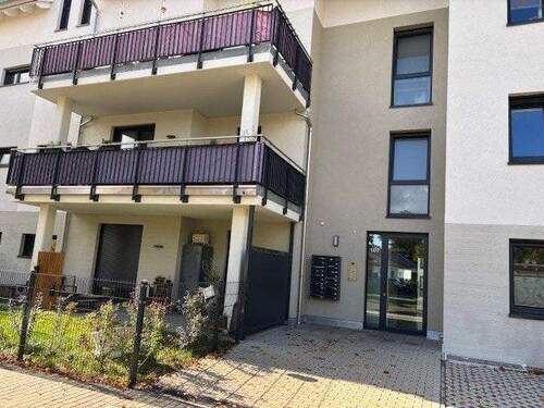 Hauseingang vorn - 3 Zimmer Etagenwohnung in Zwenkau