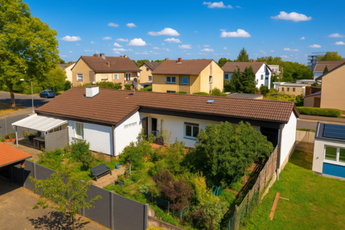 Luftbild - Großzügiger Bungalow mit Wintergarten, sonnigem Garten & zwei Garagen - ruhig und zentral in Oggersheim