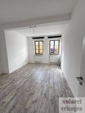  Wohnbereich - Schöne 3,5-Zimmer-Wohnung mit einer modernen Einbauküche und Balkon im Zentrum von Erlangen