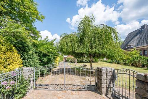 Zufahrt - 9 Zimmer Einfamilienhaus zum Kaufen in Wentorf bei Hamburg