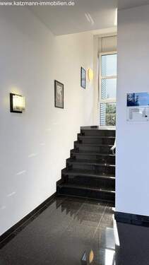 Eingangshalle - Treppe zum OG (sw Marmor) - 